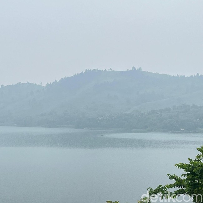 Penampakan Danau Toba Diselimuti Kabut Asap Karhutla