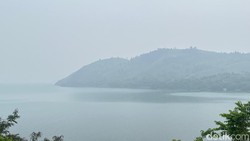 Penampakan Danau Toba Diselimuti Kabut Asap Karhutla