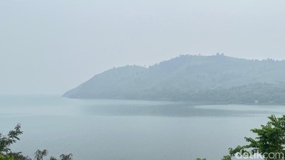 Penampakan Danau Toba Diselimuti Kabut Asap Karhutla