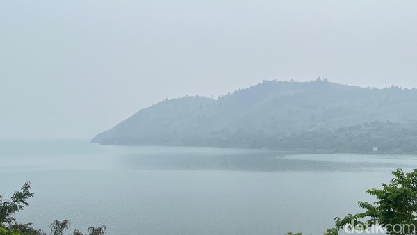 Penampakan Danau Toba Diselimuti Kabut Asap Karhutla