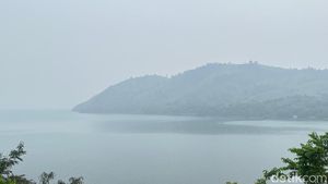 Penampakan Danau Toba Diselimuti Kabut Asap Karhutla