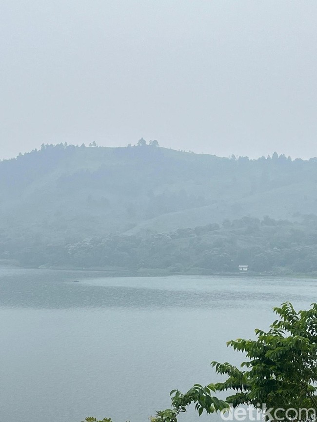 Penampakan Danau Toba Diselimuti Kabut Asap Karhutla