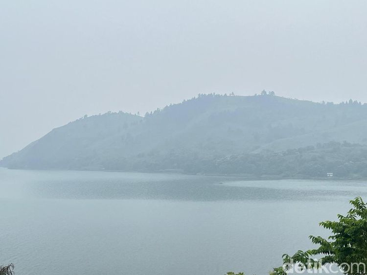 Penampakan Danau Toba Diselimuti Kabut Asap Karhutla