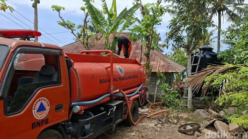 BPBD Karangasem mendistribusikan air bersih ke Desa Seraya, Karangasem, Sabtu (17/10/2026).