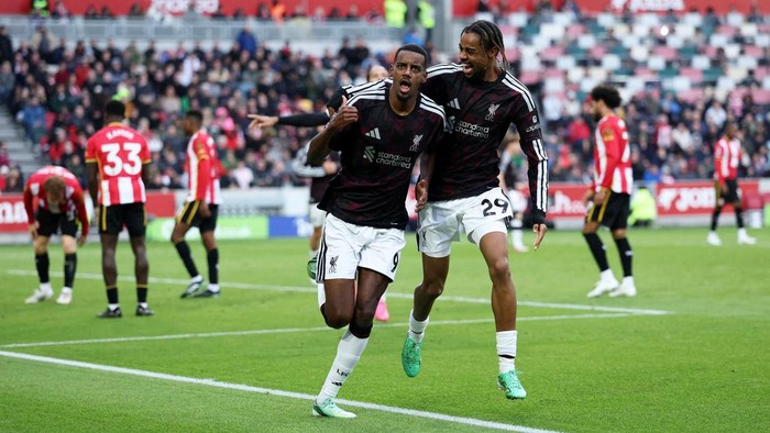 Soccer Football - Premier League - Brentford v Liverpool - GTech Community Stadium, London, Britain - October 17, 2026 Liverpools Alexander Isak celebrates scoring their second goal with Bradley Barcola REUTERS/Ian Walton EDITORIAL USE ONLY. NO USE WITH UNAUTHORIZED AUDIO, VIDEO, DATA, FIXTURE LISTS, CLUB/LEAGUE LOGOS OR LIVE SERVICES. ONLINE IN-MATCH USE LIMITED TO 120 IMAGES, NO VIDEO EMULATION. NO USE IN BETTING, GAMES OR SINGLE CLUB/LEAGUE/PLAYER PUBLICATIONS. PLEASE CONTACT YOUR ACCOUNT REPRESENTATIVE FOR FURTHER DETAILS..     TPX IMAGES OF THE DAY