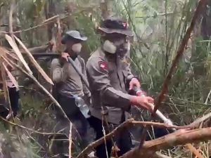 Upaya Brimob Kalteng Padamkan Karhutla Tanjung Puting di Tengah Medan Sulit
