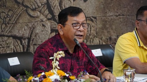 Bupati Buleleng I Nyoman saat memimpin rapat Koordinasi Penanganan Antrean dan Pemantauan Penyaluran BBM Bersubsidi di Rumah Jabatan Bupati Buleleng, Sabtu (17/10/2026).