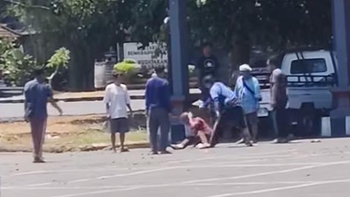 Tangkapan layar video penganiayaan terhadap seorang buruh di terminal Galiran, Klungkung, Bali. (Dok. Istimewa).