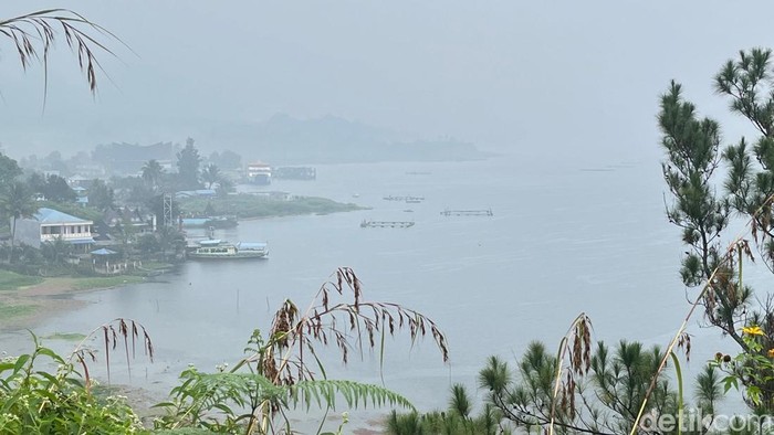 Danau Toba masih tertutup kabut asap mesksi pagi ini diguyur hujan ringan. (Finta Rahyuni/detikSumut)
