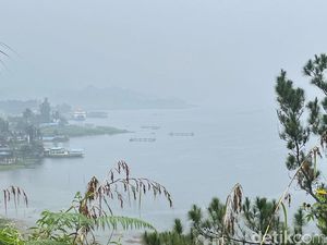 Danau Toba Diguyur Hujan Pagi Ini