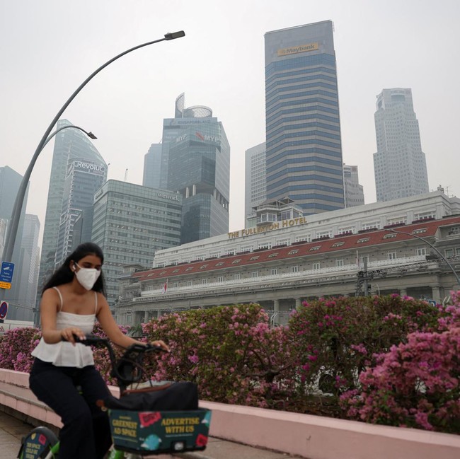Dikepung Asap, Warga Singapura Kembalikan Budaya Bermasker