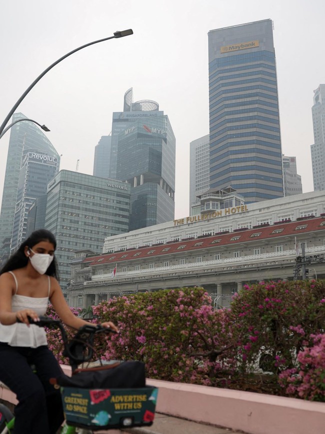 Dikepung Asap, Warga Singapura Kembalikan Budaya Bermasker