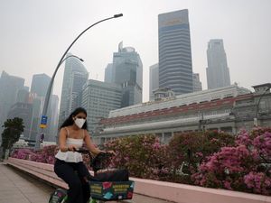 Dikepung Asap, Warga Singapura Kembalikan Budaya Bermasker