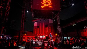 Pertunjukan spesial Punk Sejak Dini hadir di XYZ Stage Synchronize Festival 2026, Gambir Expo, Kemayoran, Jakarta Pusat, Jumat (16/10/2026). 