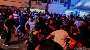 SLR yang terkenal dengan lagu Maling sempat mengajak penonton membuat circle pit untuk moshing bersama. 