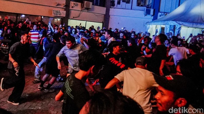 Pertunjukan spesial Punk Sejak Dini hadir di XYZ Stage Synchronize Festival 2026, Gambir Expo, Kemayoran, Jakarta Pusat, Jumat (16/10/2026).