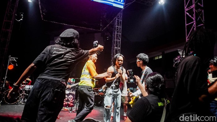 Pertunjukan spesial Punk Sejak Dini hadir di XYZ Stage Synchronize Festival 2026, Gambir Expo, Kemayoran, Jakarta Pusat, Jumat (16/10/2026).