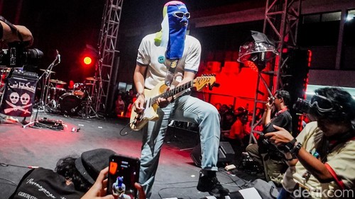 Pertunjukan spesial Punk Sejak Dini hadir di XYZ Stage Synchronize Festival 2026, Gambir Expo, Kemayoran, Jakarta Pusat, Jumat (16/10/2026).