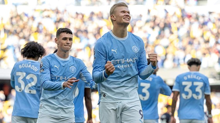 MANCHESTER, ENGLAND - OCTOBER 17: Erling Haaland of Manchester City celebrates with Phil Foden of Manchester City after scoring a goal to make it 2-1 during the Premier League 2026/27 match between Manchester City and Ipswich Town at Etihad Stadium on October 17, 2026 in Manchester, England. (Photo by Matt McNulty/Manchester City FC via Getty Images)