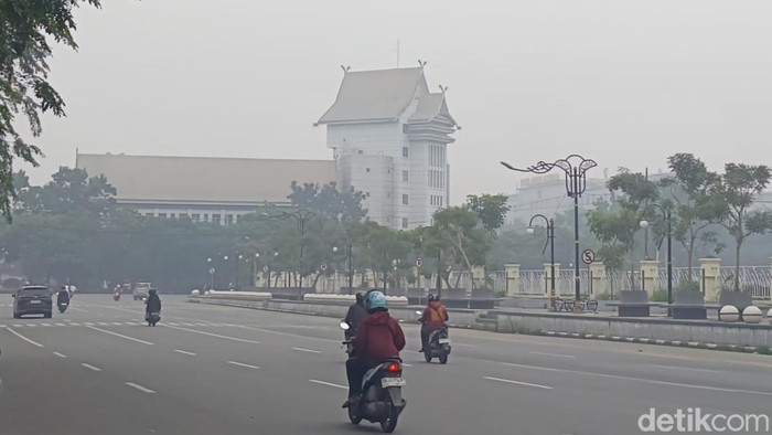 Foto: Tampak gedung Fakultas Kedokteran Unri tertutup kabut asap sore ini (Raja Adil Siregar/detikSumut))