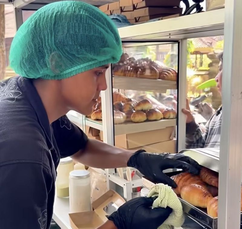 Croissant Gerobakan di Bali Viral, 10 Hari Langsung Laris 1.200 Buah!