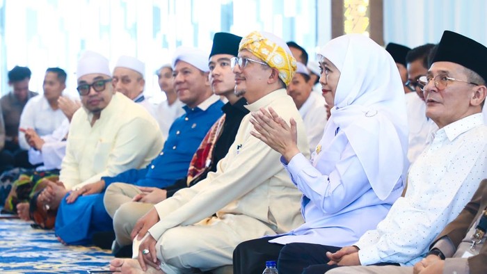 Gubernur Jawa Timur Khofifah Indar Parawansa saat mendampingi Wapres Gibran kunjungan di Pondok Pesantren Darullughah Waddawaah (Dalwa), Raci, Bangil, Kabupaten Pasuruan