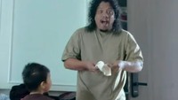 Arie Kriting menunjukkan ekspresi kaget dan tesenyum bahagia. Foto: Instagram @indahpermatas