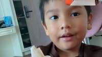 Kemudian dia meminta sang putra memberikan testpack yang dibungkus itu ke Arie Kriting. Wow kereng banget, ucap Arie Kriting memuji apa yang Naka berikan kepadanya. Foto: Instagram @indahpermatas