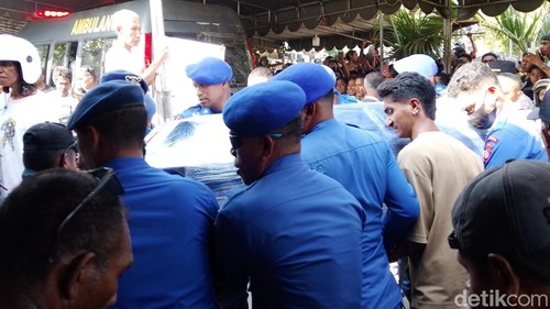 Jenazah Bharada Laurentius Valdo Fernandez Lewai tiba di Larantuka, Flores Timur, NTT, Sabtu (17/10/2026). Dia diduga dibunuh junior di Mako Polrairud Polri.