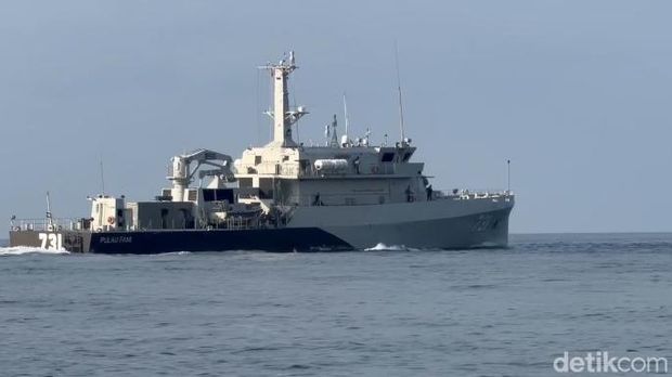 Kapal perang KRI Pulau Fani–731 ikut operasi SAR pencarian korban pinisi Feronia tenggelam di TN Komodo, Manggarai Barat,  NTT, Sabtu (17/10/2026).