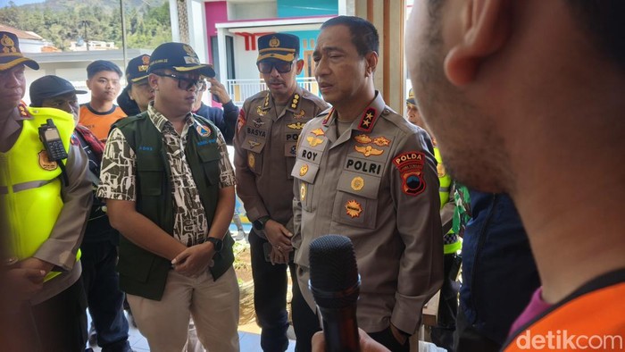 Kapolda Jateng Irjen Roy Hardi Siahaan, saat meninjau Posko Bersama Penanganan Karhutla Gunung Lawu di Desa Gondosuli, Kecamatan Tawangmangu, Kabupaten Karanganyar, Sabtu (17/10/2026).