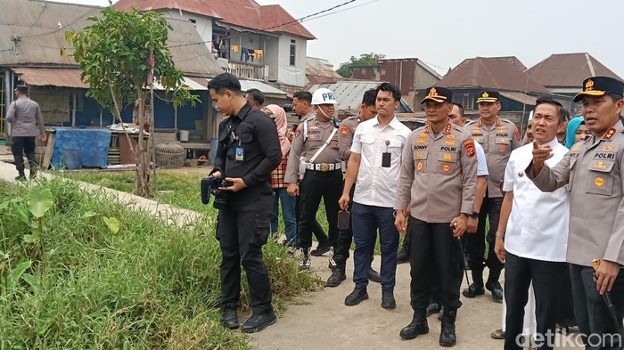 Kapolda Sumsel bersama Jajaran dan Wali Kota Palembang meninjau Lorong Jayalaksana usai dilakukan penggerebekan satu pekan lalu