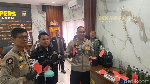 Kapolres Karangasem AKBP I Made Santika saat menunjukkan barang bukti dalam kasus penyalahgunaan BBM bersubsidi di Karangasem, Sabtu (17/10/2026).