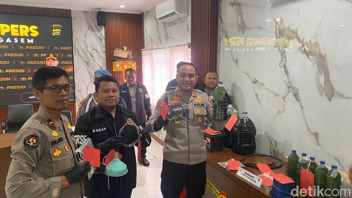 Kapolres Karangasem AKBP I Made Santika saat menunjukkan barang bukti dalam kasus penyalahgunaan BBM bersubsidi di Karangasem, Sabtu (17/10/2026).