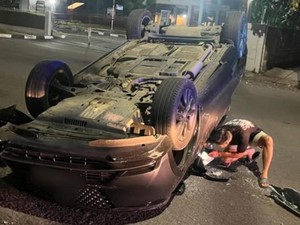 Sopir Ngantuk, HR-V Kecelakaan di Bogor hingga Terbalik Usai Tabrak Tiang