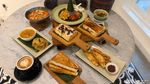 Ngemil di Sarinah, Ada Aneka Jajanan Pasar hingga Roti Bakar Peranakan!