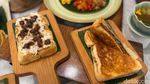 Ngemil di Sarinah, Ada Aneka Jajanan Pasar hingga Roti Bakar Peranakan!