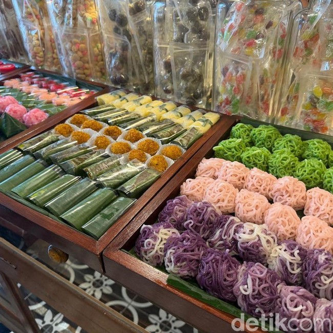 Ngemil di Sarinah, Ada Aneka Jajanan Pasar hingga Roti Bakar Peranakan!