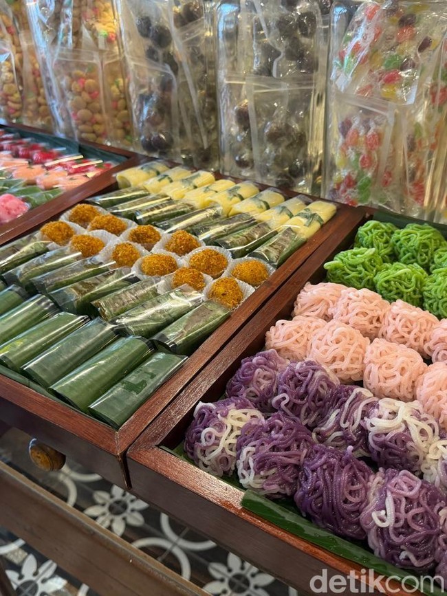 Ngemil di Sarinah, Ada Aneka Jajanan Pasar hingga Roti Bakar Peranakan!