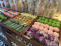 Ngemil di Sarinah, Ada Aneka Jajanan Pasar hingga Roti Bakar Peranakan!