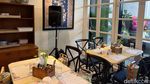 Ngemil di Sarinah, Ada Aneka Jajanan Pasar hingga Roti Bakar Peranakan!