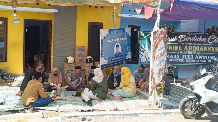 Kementerian Kehutanan melalui Balai Besar Konservasi Sumber Daya Alam (BBKSDA) Jawa Timur melakukan takziah ke rumah Sefriel Ardiansyah