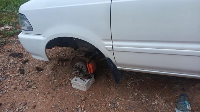 Penampakan mobil yang kehilangan ban diduga dicuri di kampung tua batu besar, Nongsa, Batam (istimewa)
