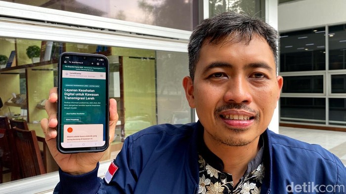 Ketua Tim Klaster Kesehatan Ekspedisi Patriot ITB Muhammad Yudhistira Azis menunjukan website lerehfarma.id.
