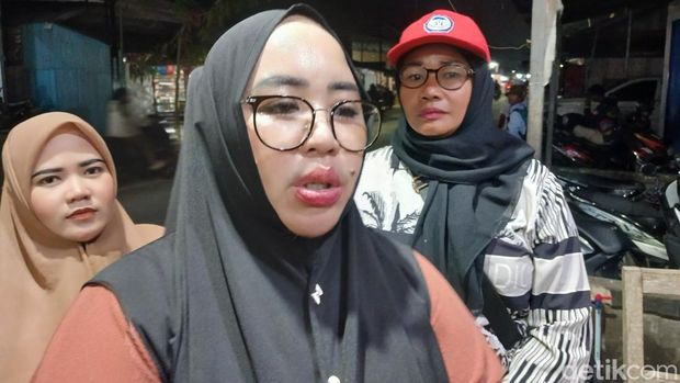 Ketua TRC PPA Kaltim, Rina Zainun saat mendatangi rumah YS, balita meninggal akibat sesak nafas. (Muhammad Budi Kurniawan/detikKalimantan) Ketua TRC PPA Kaltim, Rina Zainun saat mendatangi rumah YS, balita meninggal akibat sesak nafas. (Muhammad Budi Kurniawan/detikKalimantan)