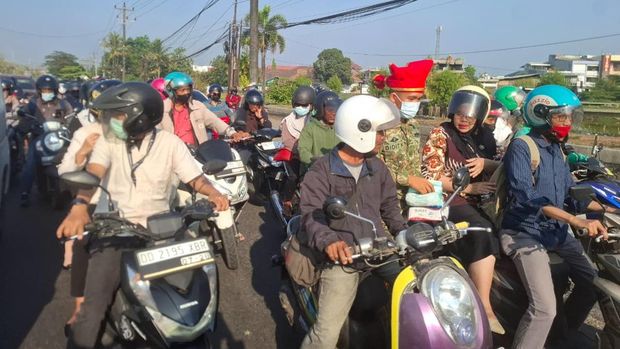 Kodam Hasanuddin membagikan 55.000 masker dan 2.000 kotak susu kepada warga di Makassar. Dokumen Istimewa Kodam Hasanuddin membagikan 55.000 masker dan 2.000 kotak susu kepada warga di Makassar. Dokumen Istimewa