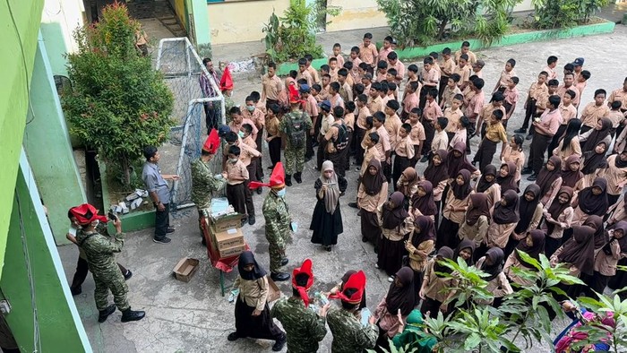 Kodam Hasanuddin membagikan 55.000 masker dan 2.000 kotak susu kepada warga di Makassar. Dokumen Istimewa
