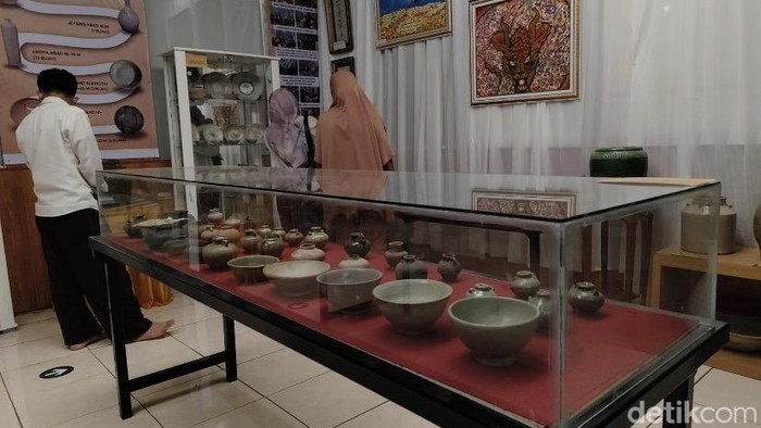 Koleksi keramik di Museum Prabu Siliwangi, Kota Sukabumi