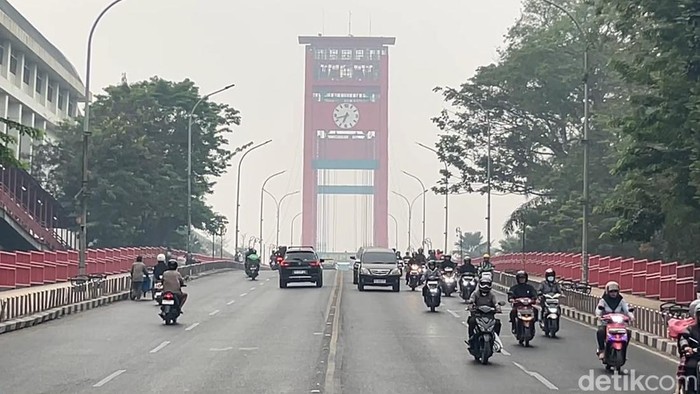 Kota Palembang masih berselimut kabut asap pagi ini.