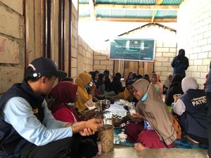 Mama-mama Weri & Saharey Olah Daging Buah Pala Jadi Sirup dan Teh Rempah